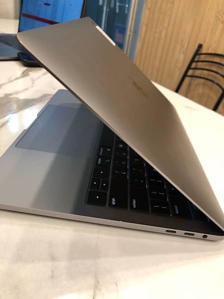MacBook Pro 2018 Core i7.16gb ram. 512gb ssd 4