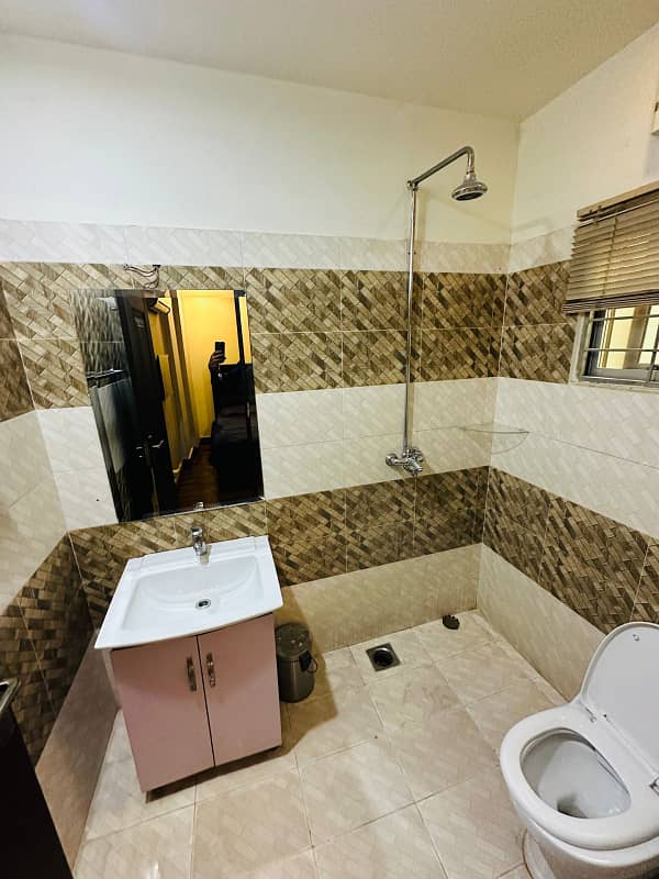 One bedroom flat for short stay like (3s4hrs ) for rent in bahria town 4