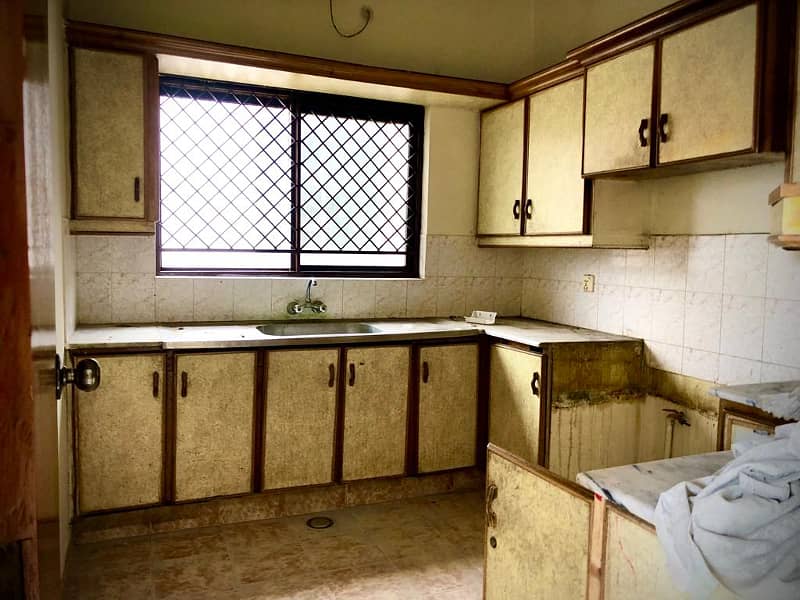 1 Kanal old house for sale in main cantt 2