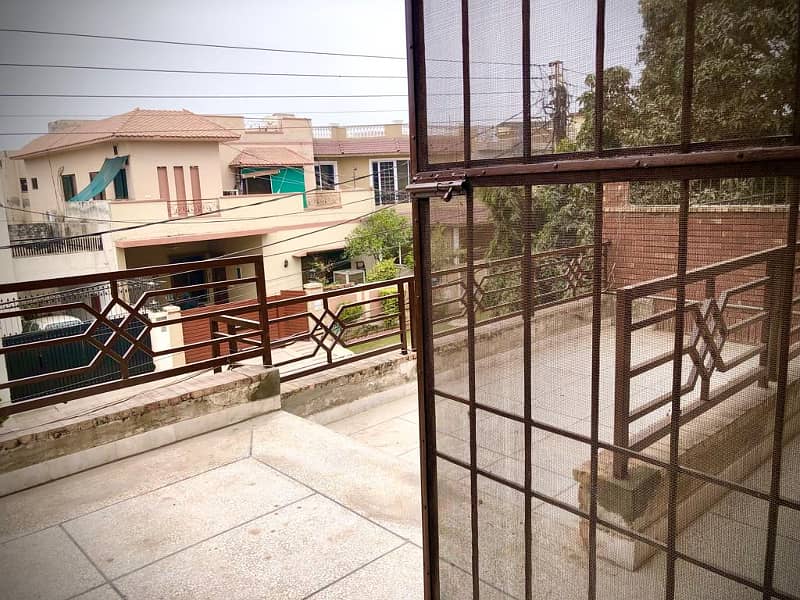 1 Kanal old house for sale in main cantt 4