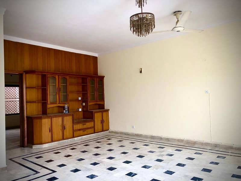 1 Kanal old house for sale in main cantt 7
