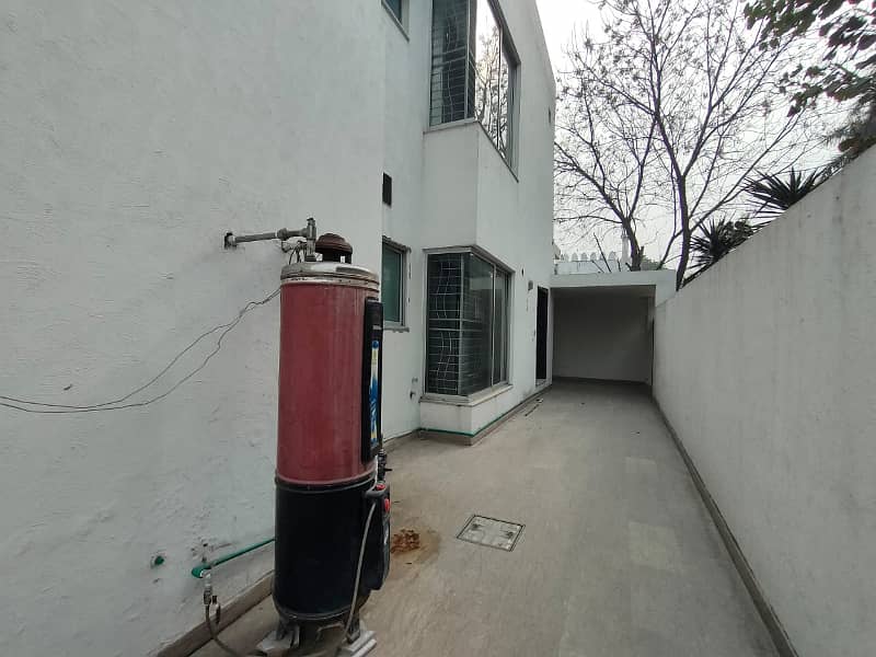1 Kanal old house for sale in main cantt 15