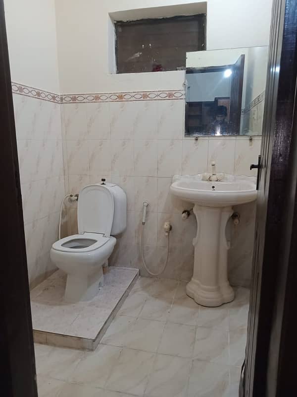 1 Kanal old house for sale in main cantt 18