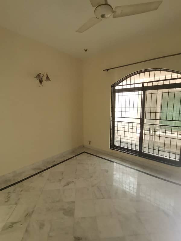 1 Kanal old house for sale in main cantt 35