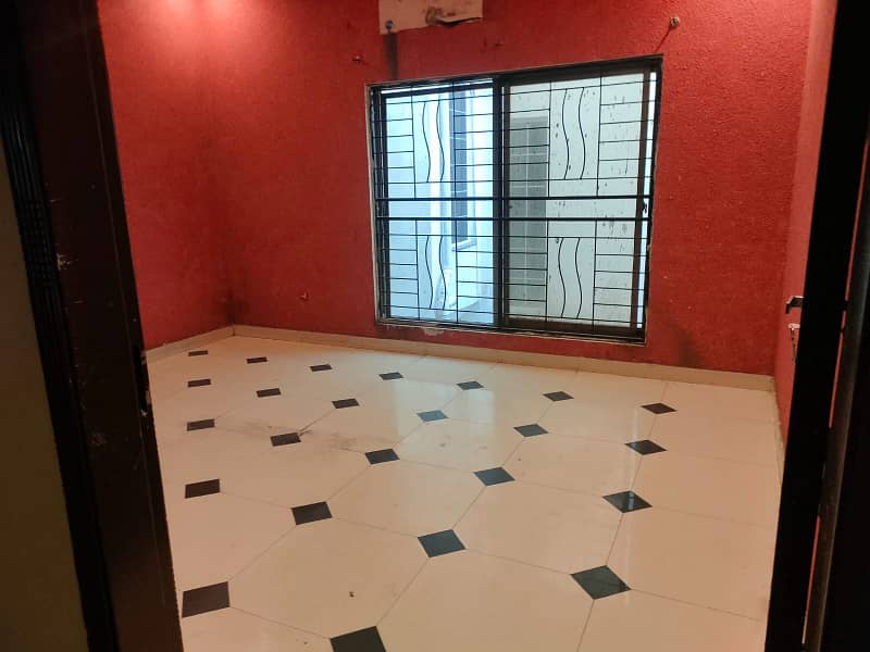 ROOM AVAILABLE FOR RENT IN JOHAR TOWN PHASE 2 NEAR EMPORIUM WALKING DISTANCE ONLY FOR FEMALES. 0