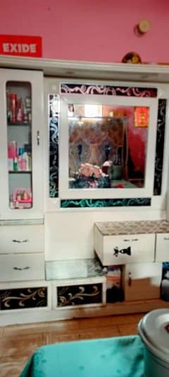 dressing table good condition