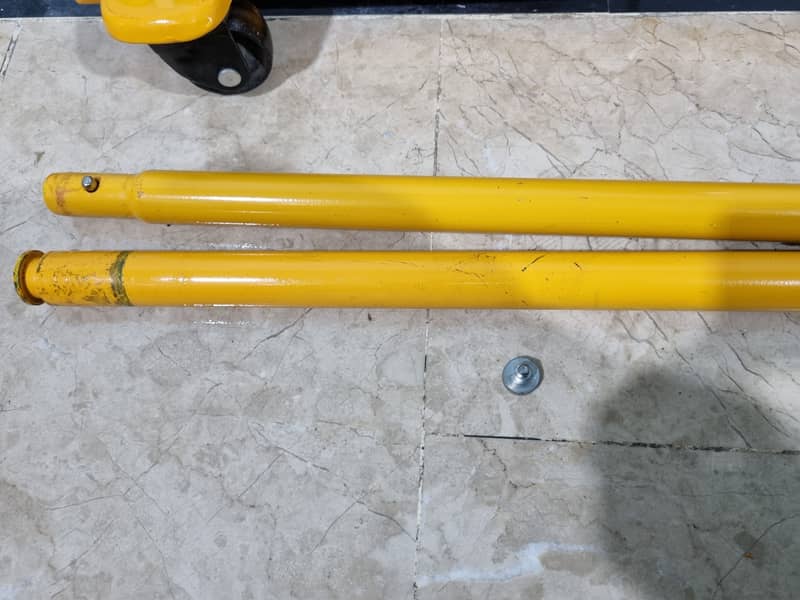 Ingco 3 Ton Car Jack and 8 Stands 2