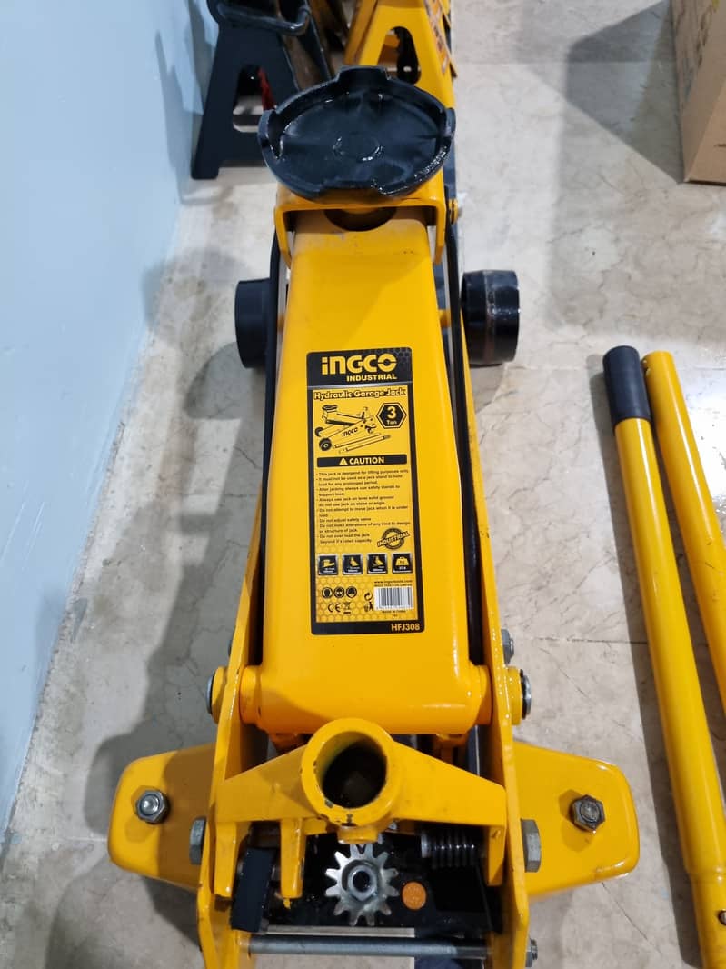 Ingco 3 Ton Car Jack and 8 Stands 5