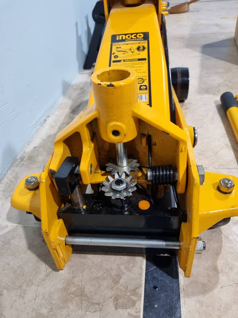 Ingco 3 Ton Car Jack and 8 Stands 6