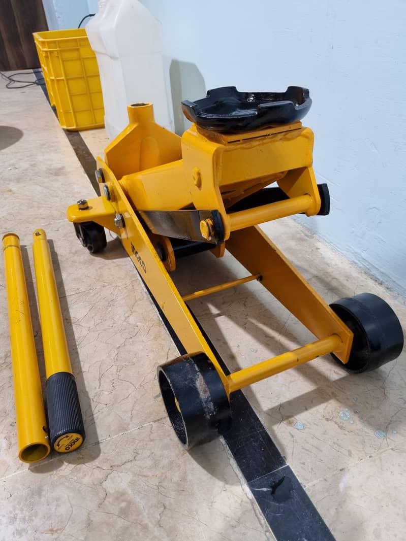 Ingco 3 Ton Car Jack and 8 Stands 7