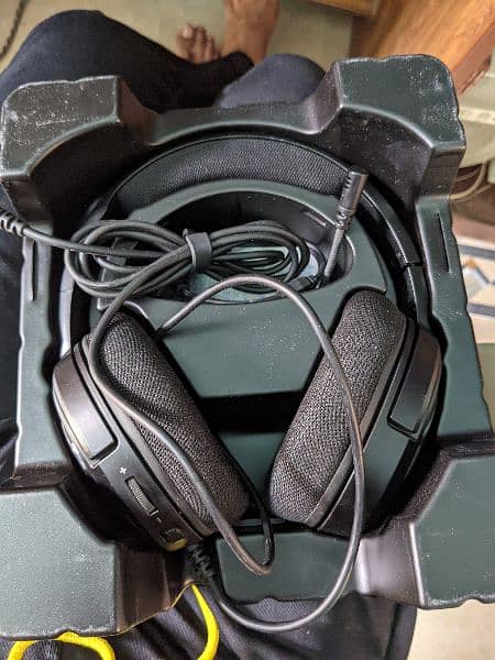 CORSAIR Hs35 headphones 4k 0