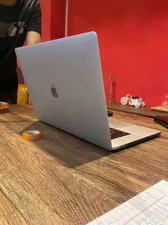 Macbook pro Late 2016 with touch bar (1TB) 0