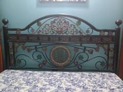 iron bed 6×6.5 full size without mattress