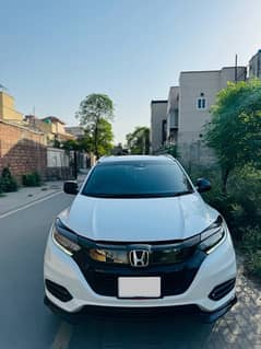HONDA VEZEL RS (Top of the line) Pearl white color