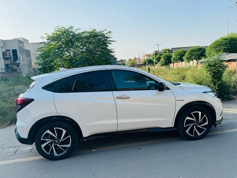 HONDA VEZEL RS (Top of the line) Pearl white color 5
