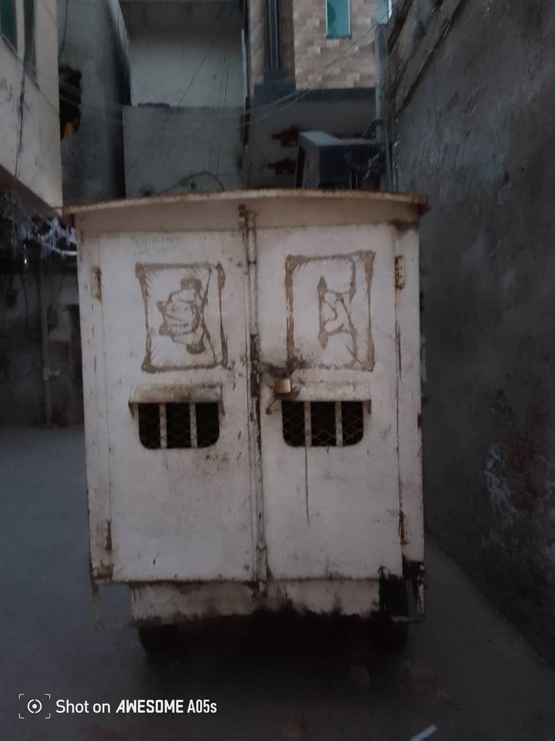 sirf rickshaw ha engine nhi only body with shedd 4