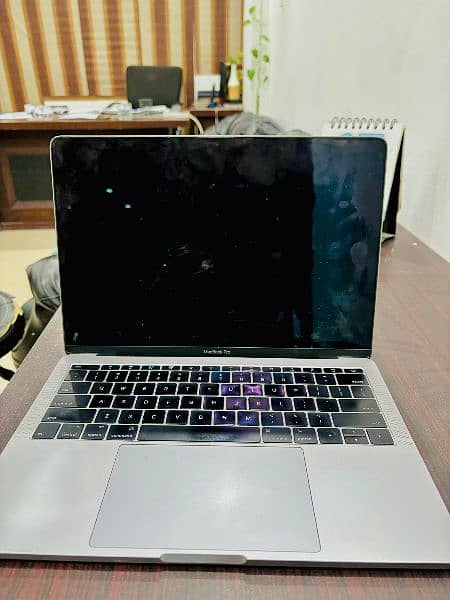 selling my macbook Pro  year 2017 13 inch 3