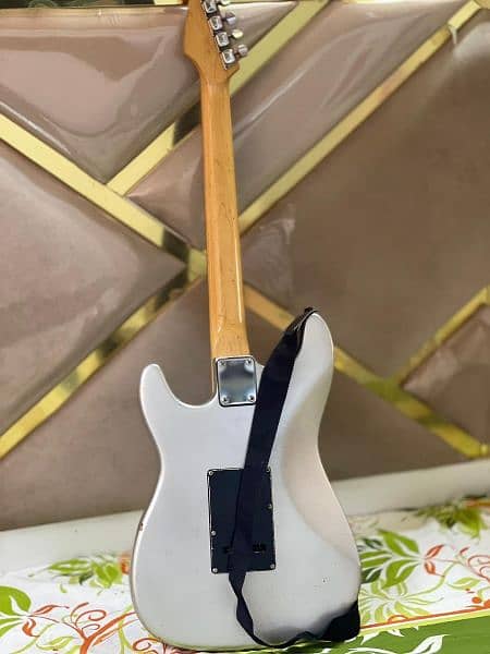 Urgent selling Silver Electronic Guitar 4