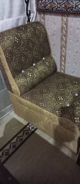 4pic sofa sofa set urgent sale all jalil garden Lahore good condition 2