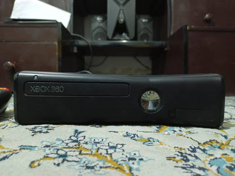 Xbox 360 250gb, 2 controllers 0