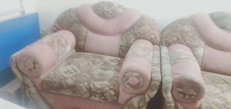 sofa bilkul new condition ma h. wtsap video b mil jay gi 2