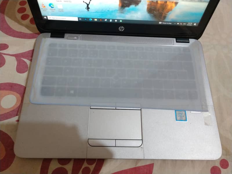 Hp Elitebook 820 G3 (Touch and Type) 2