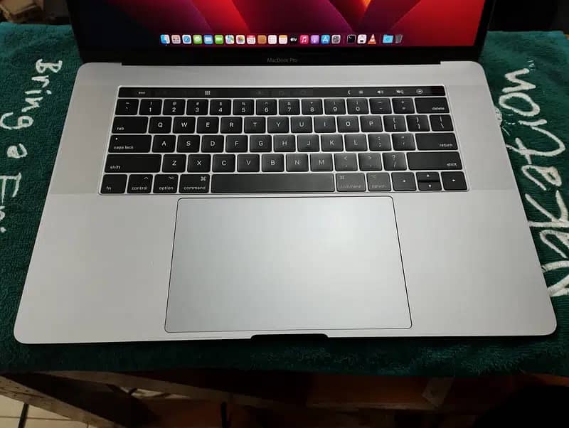 Macbook pro 2017 15''inch 16gb Ram 256gb Ssd 1