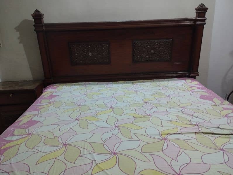 BED WITH MATTRESS AND ONE SIDE TABLE 0