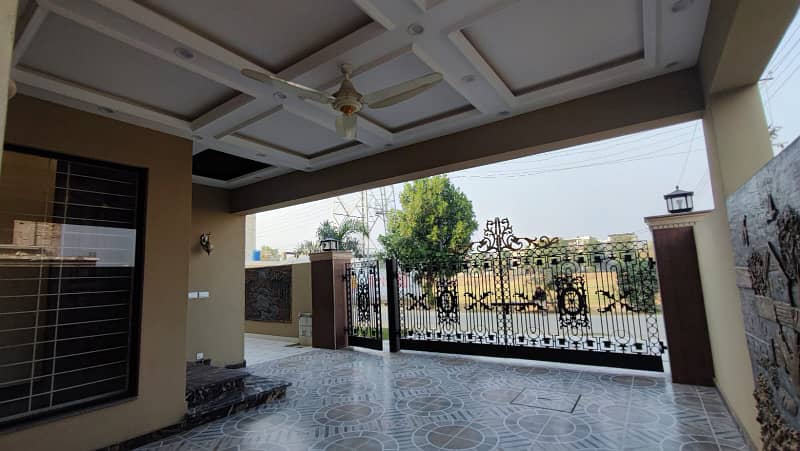 10 Marla Facing Park Next To Corner House For Sale Opp Dha Phase 5 M Extension 17
