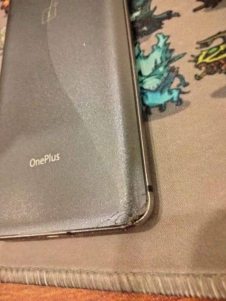 OnePlus 7t for sale back cracked. 5