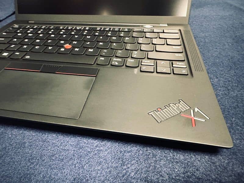 Lenovo ThinkPad X1 Carbon Gen 9 Ultra Slimmest 
light weight 2