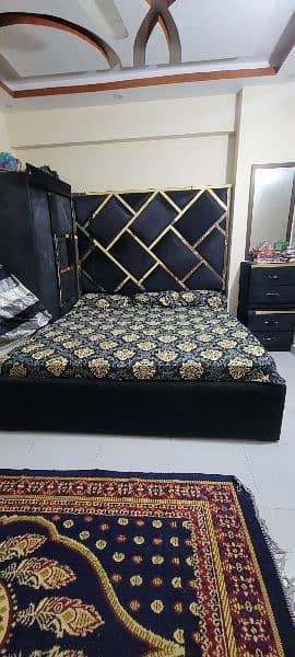 bed and almari with 2 side tables 0