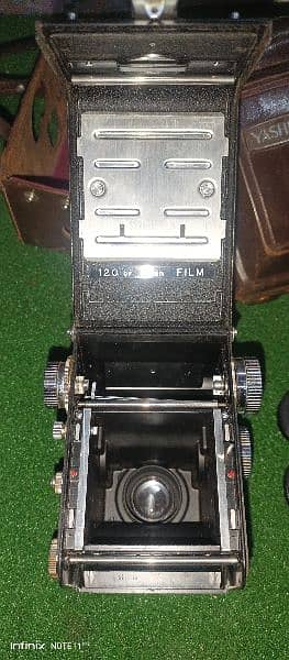 Yashica 635 vintage Camera 8