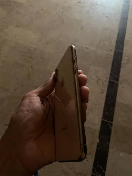 Iphone xs 64 gb 4 month sim time 5