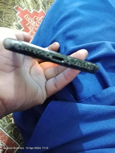 iPhone 7 for sale , used , in black , 128gb , camera thora kharab ha 3