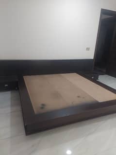 good condition wooden bed with out matress 0