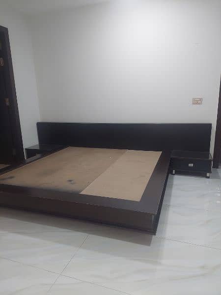 good condition wooden bed with out matress 2