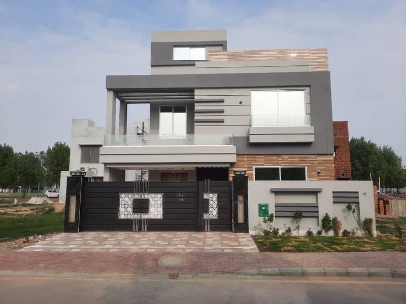 BRAND NEW 10 MARLA HOUSE AT HOT LOCATION CENTRAL DISTRICT PHASE ONE BAHRIA ORCHARD 0