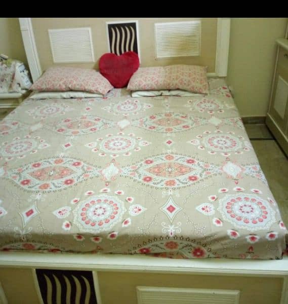 bed set sale one year use . . . . sale urgent 1