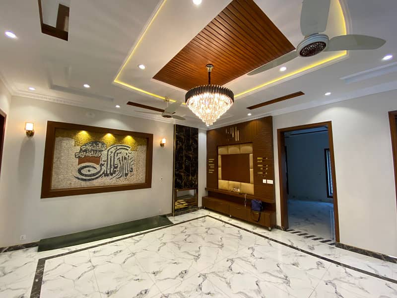 10 Marla Residential House with Gas For Rent in Jasmine Block Bahria Town Lahore 2