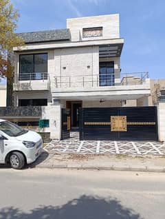 10 Marla House Hot Location For Sale In Janiper Block Bahria Town Lahore 0