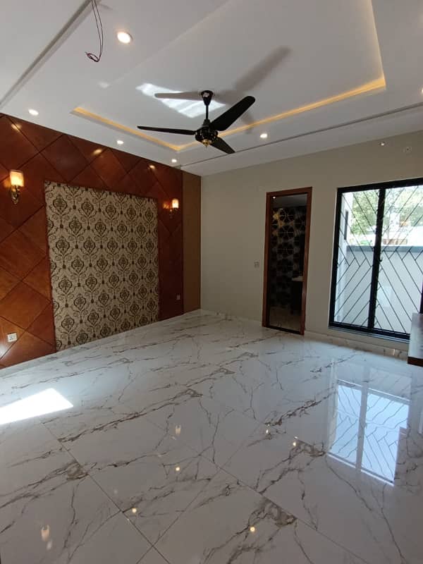 10 Marla House Hot Location For Sale In Janiper Block Bahria Town Lahore 26