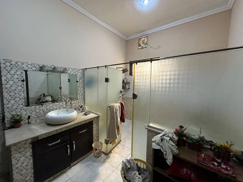 Valencia Town Lahore Pakistan Kanal Used House For Sale 6 Beds 6