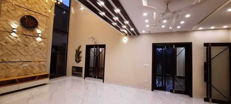 Valencia Town Lahore Pakistan Kanal 60 Feet Road House For Sale 5 Beds 43