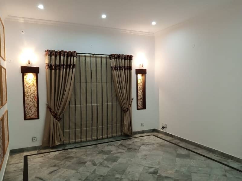 1 Kanal House Available For Sale 40 Feet Road 7 Beds 4