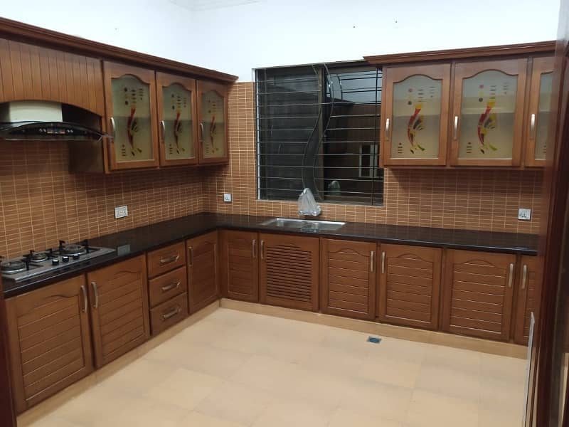 1 Kanal House Available For Sale 40 Feet Road 7 Beds 6