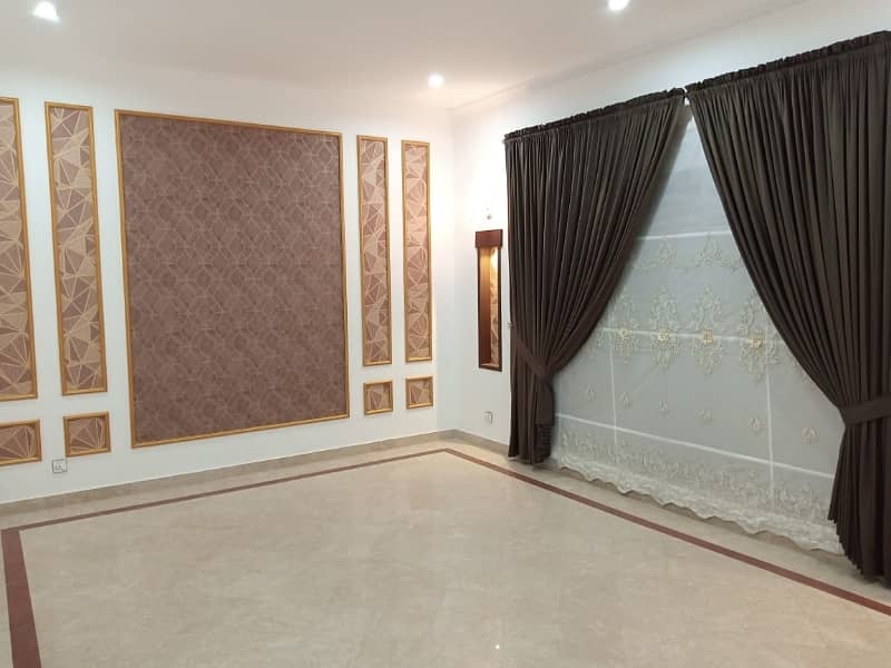 1 Kanal House Available For Sale 40 Feet Road 7 Beds 13