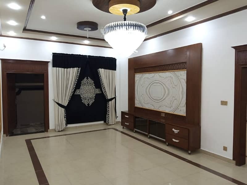 1 Kanal House Available For Sale 40 Feet Road 7 Beds 18