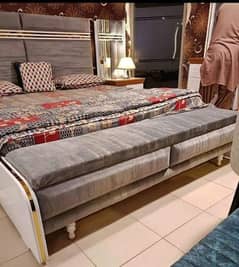 BED DRESSING WITH SITE TABLES 0