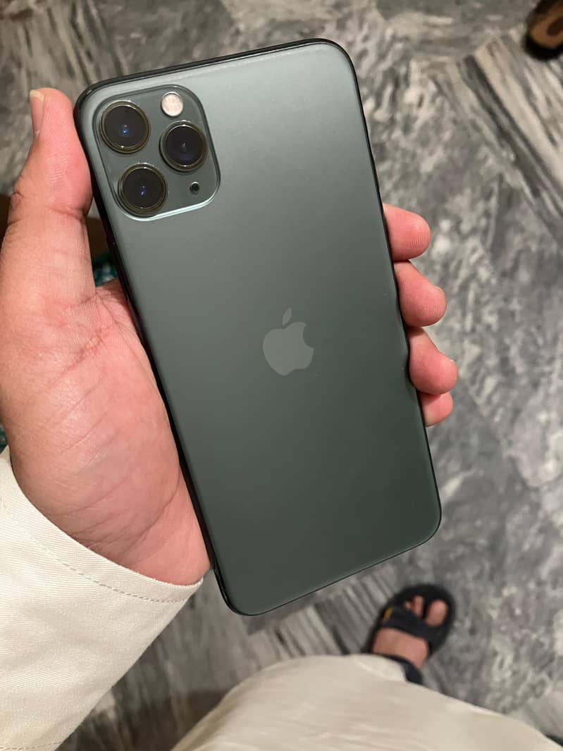 iPhone 11pro max dual approved wth box chgr 1